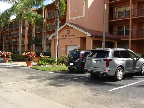 571 SW 142 Ave #106, Pembroke Pines, FL 33027