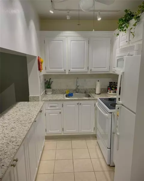 1560 Mckinley #112W, Hollywood, FL 33020