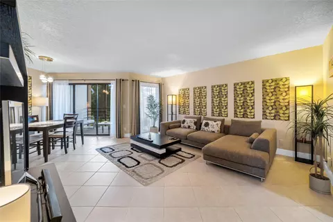 5701 Camino Del Sol #303, Boca Raton, FL 33433