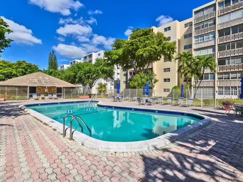 1001 NE 14th Ave #303, Hallandale Beach, FL 33009