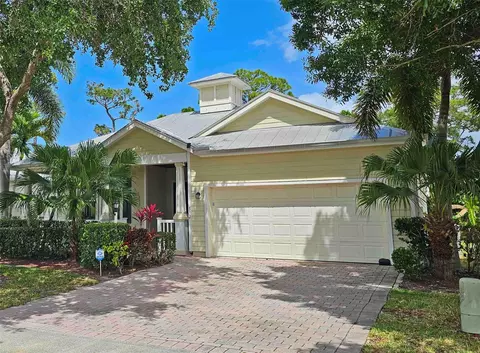 532 NE Canoe Park Cir, Port Saint Lucie, FL 34983