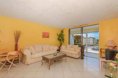 2861 Somerset Dr #317, Lauderdale Lakes, FL 33311