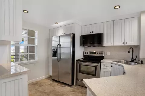 605 Oaks Dr #905, Pompano Beach, FL 33069