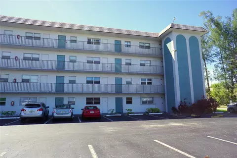 4311 Crystal Lake Dr #321, Pompano Beach, FL 33064