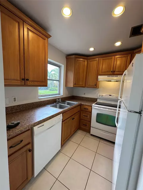 4100 Crystal Lake Dr #109, Pompano Beach, FL 33064