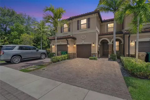 4990 Loebner, Davie, FL 33314