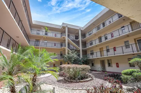 2801 Somerset Dr #112, Lauderdale Lakes, FL 33311