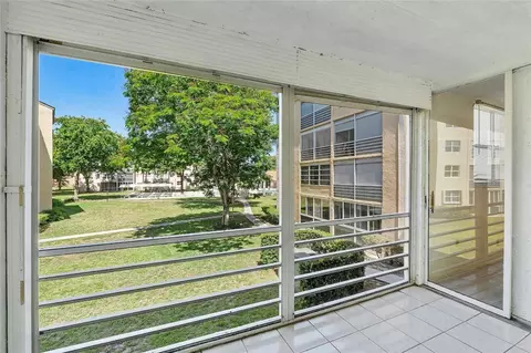 2811 Somerset #209, Lauderdale Lakes, FL 33311