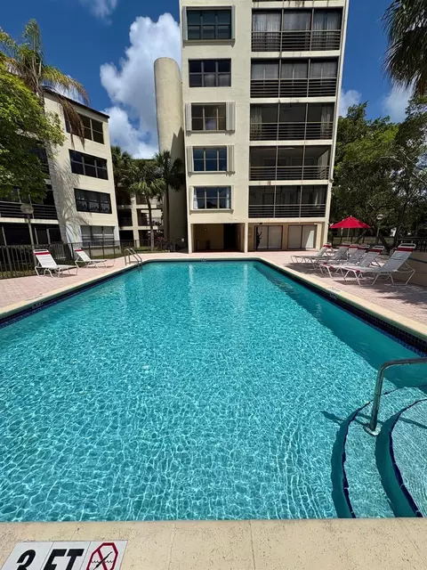 2306 S Cypress Bend Dr #319, Pompano Beach, FL 33069