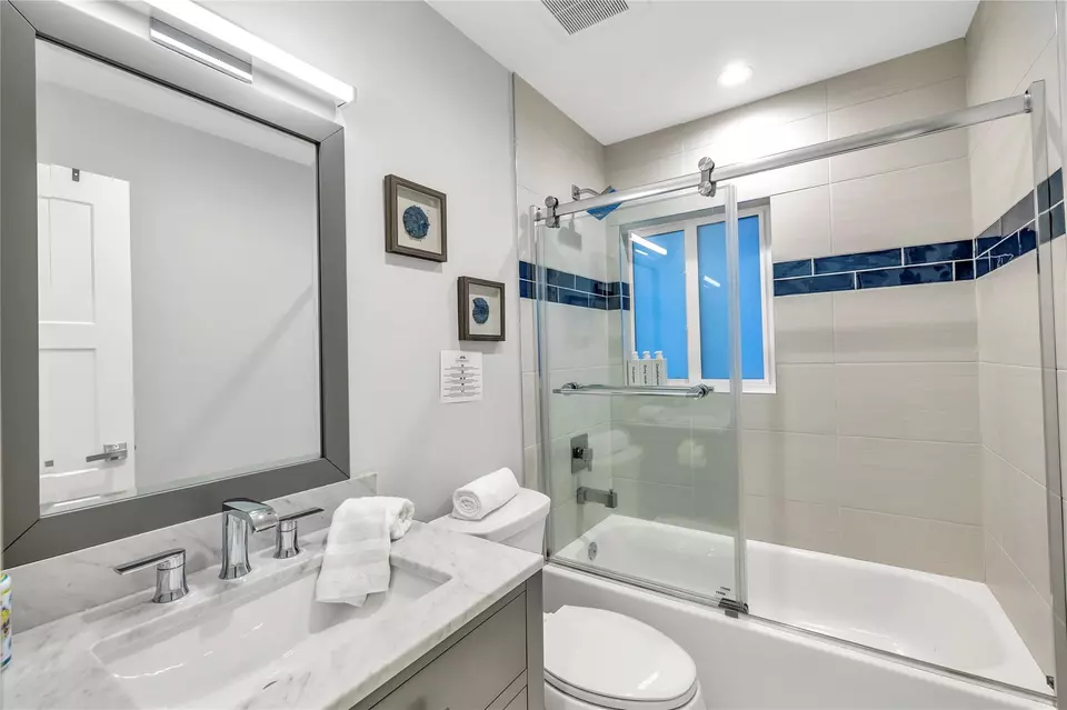 Bath - 2120 NE 34th Ct, Lighthouse Point, FL 33064 photo 2 of 3