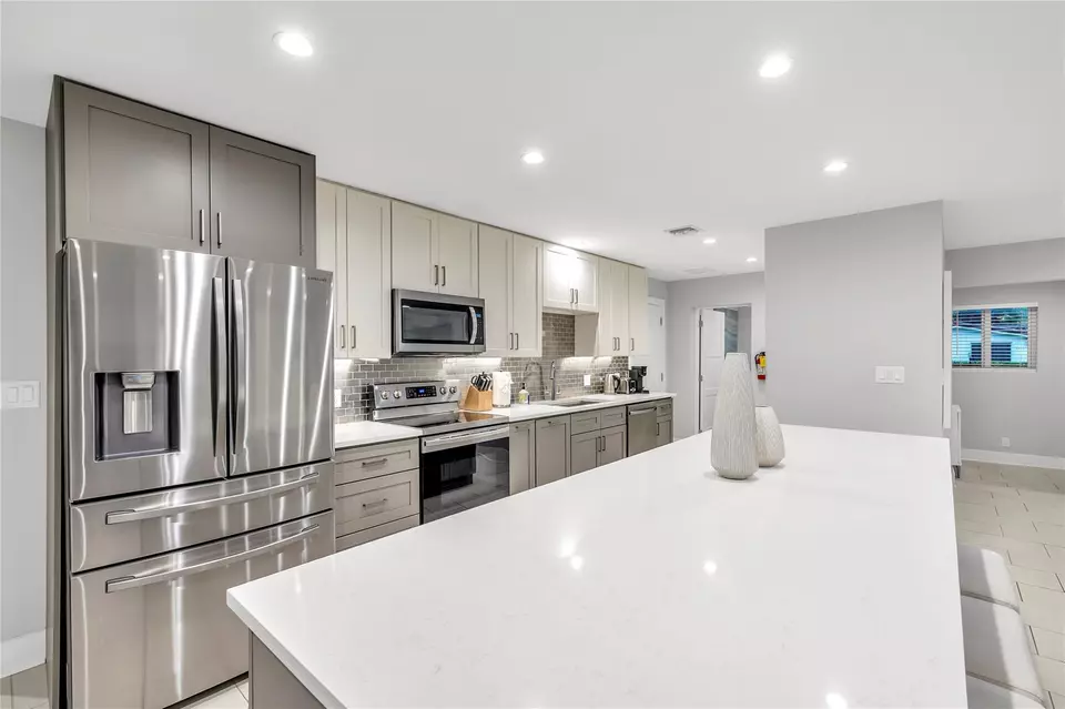 Kitchen - 2120 NE 34th Ct, Lighthouse Point, FL 33064 photo 5 of 6