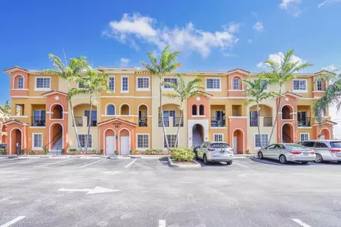 141 NW 2nd Ave #4, Hallandale Beach, FL 33009
