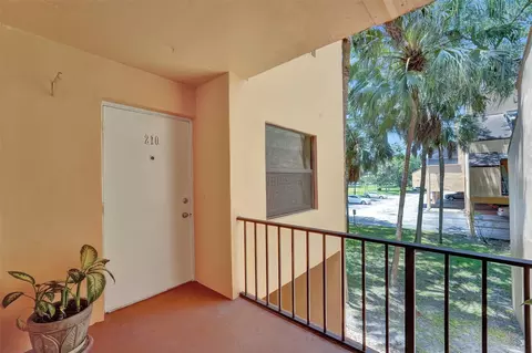 400 Commodore #210, Plantation, FL 33325
