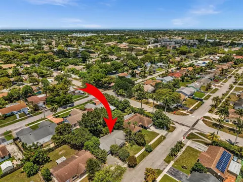 8211 NW 47th St, Lauderhill, FL 33351
