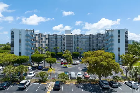 20400 W Country Club Dr #310, Aventura, FL 33180