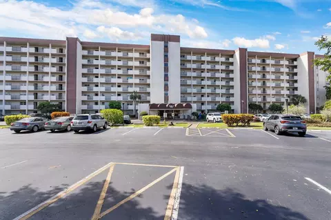 5860 NW 44th St #311, Lauderhill, FL 33319