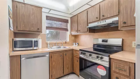 9750 Sunrise Lakes Blvd #302, Sunrise, FL 33322