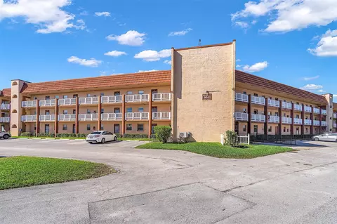 9041 Sunrise Lakes Blvd #211, Sunrise, FL 33322