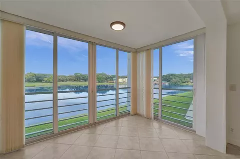 9450 Poinciana Pl #212, Davie, FL 33324