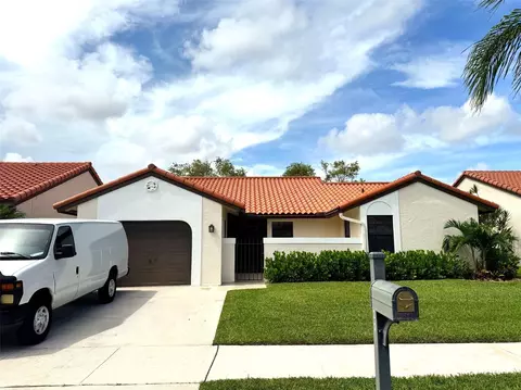 23 Capitol Ct, Deerfield Beach, FL 33442