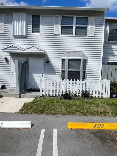 17 SW 3rd #17, Pompano Beach, FL 33060