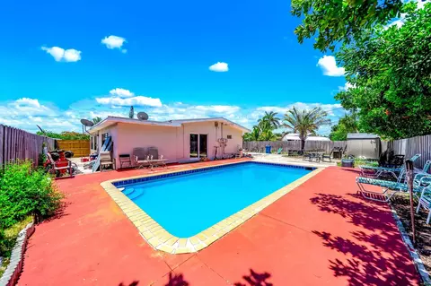 907 W Bloxham St, Lantana, FL 33462