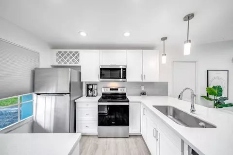 420 Lakewood Cir #B, Pompano Beach, FL 33063