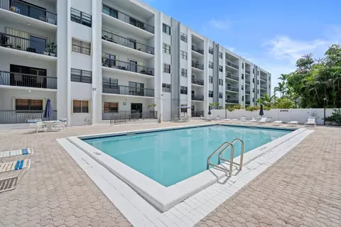 1301 NE 7th St #113, Hallandale Beach, FL 33009