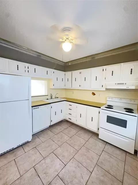 4270 NW 40th #206, Lauderdale Lakes, FL 33319