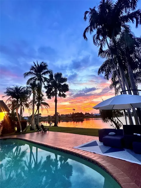 1661 E Oak Knoll Cir, Davie, FL 33324