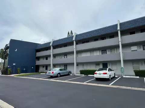 7797 Golf Cir #304, Margate, FL 33063