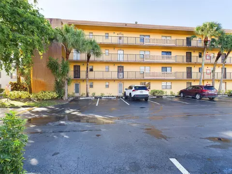 9370 SW 8th St #301, Boca Raton, FL 33428