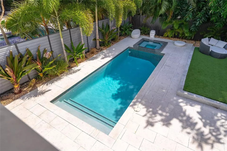 Exterior - 3304 NE 15th Ct, Fort Lauderdale, FL 33304 photo 4 of 15