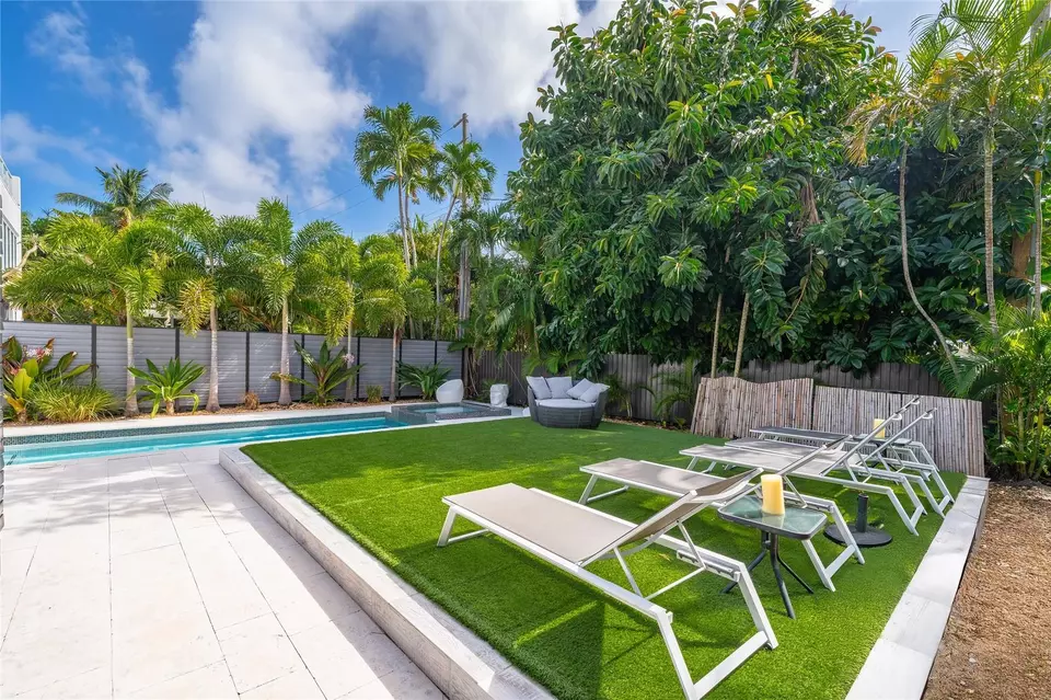 Exterior - 3304 NE 15th Ct, Fort Lauderdale, FL 33304 photo 5 of 15