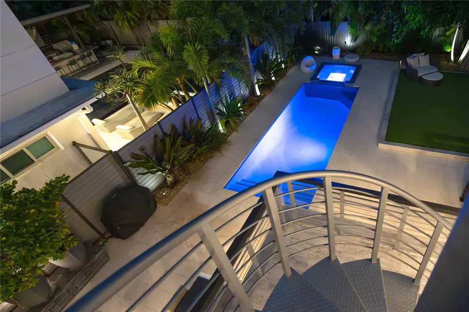 Exterior - 3304 NE 15th Ct, Fort Lauderdale, FL 33304 photo 9 of 15