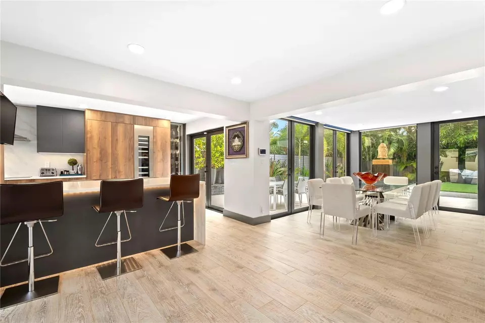 Dining - 3304 NE 15th Ct, Fort Lauderdale, FL 33304 photo 2 of 3
