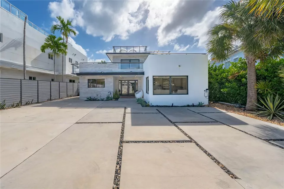 Exterior - 3304 NE 15th Ct, Fort Lauderdale, FL 33304 photo 7 of 15