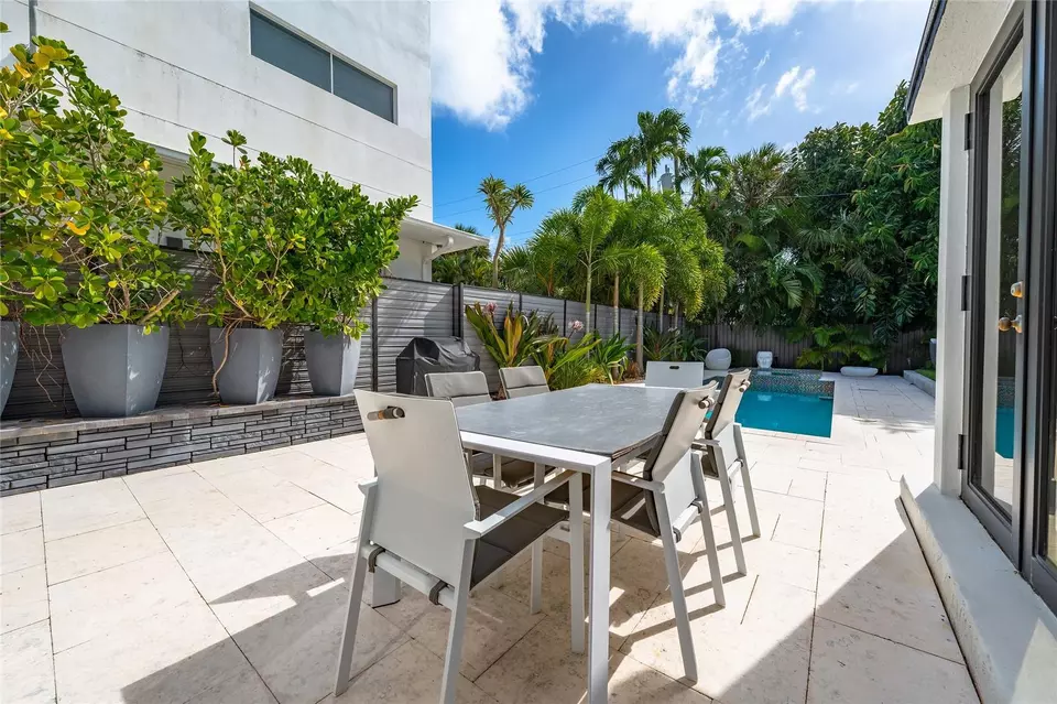 Exterior - 3304 NE 15th Ct, Fort Lauderdale, FL 33304 photo 12 of 15