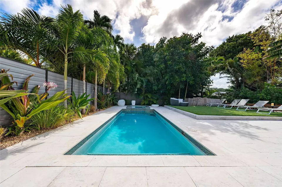 Exterior - 3304 NE 15th Ct, Fort Lauderdale, FL 33304 photo 14 of 15