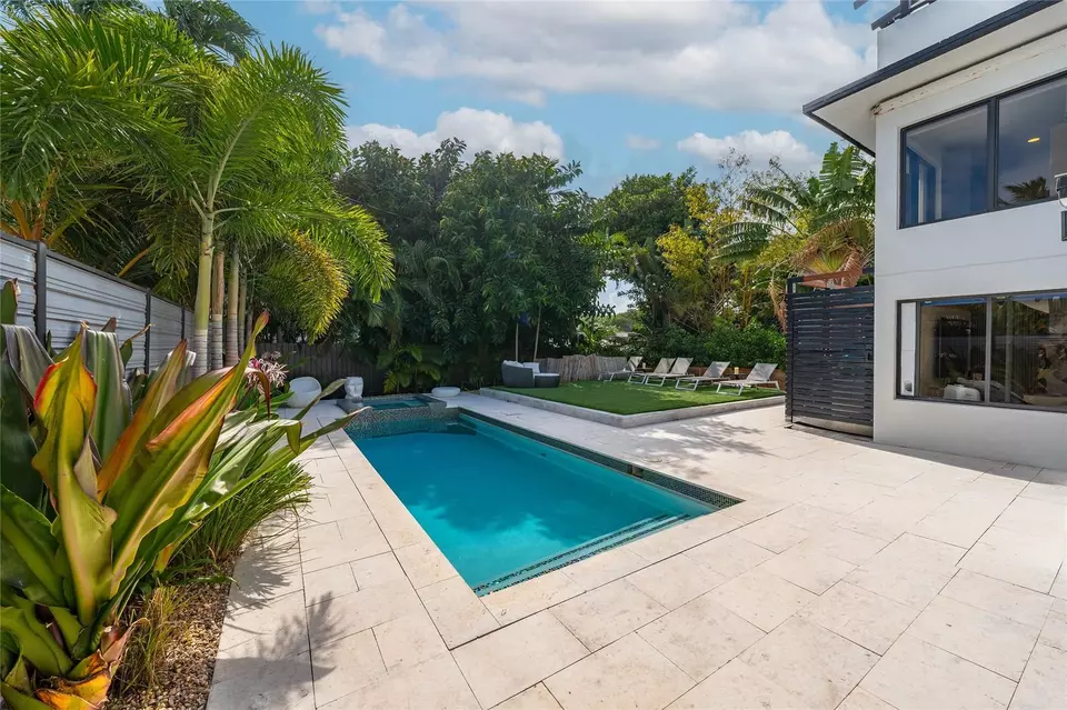 Exterior - 3304 NE 15th Ct, Fort Lauderdale, FL 33304 photo 13 of 15