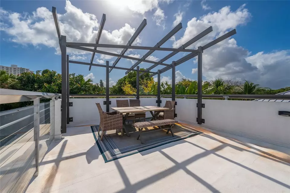 Exterior - 3304 NE 15th Ct, Fort Lauderdale, FL 33304 photo 10 of 15