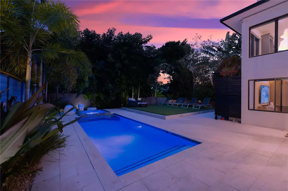 Exterior - 3304 NE 15th Ct, Fort Lauderdale, FL 33304 photo 8 of 15