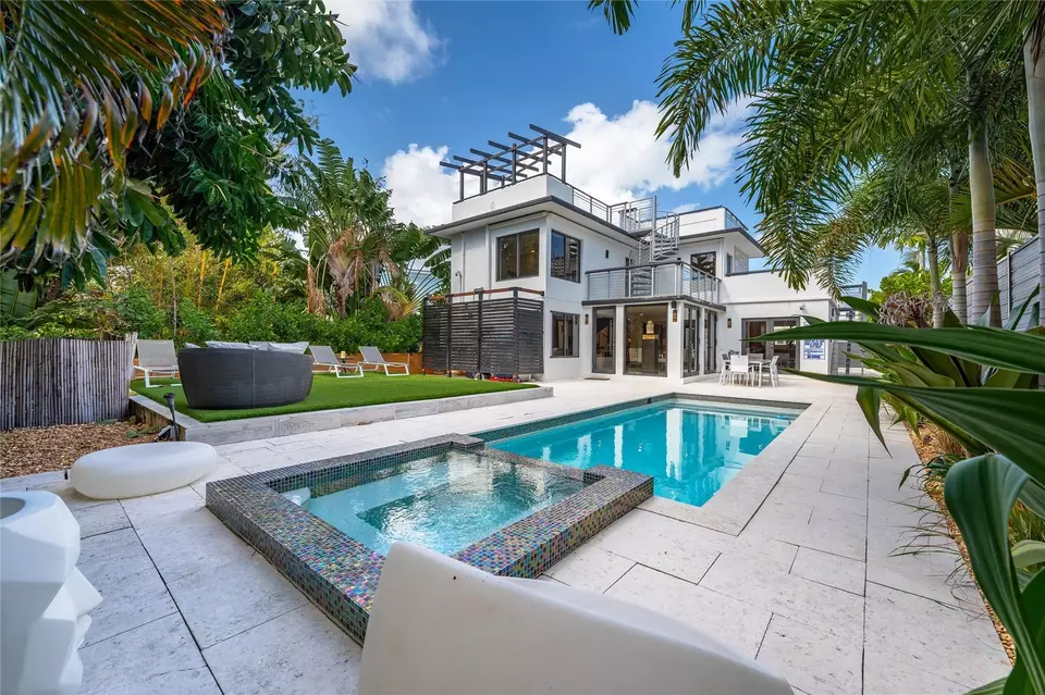 Exterior - 3304 NE 15th Ct, Fort Lauderdale, FL 33304 photo 3 of 15