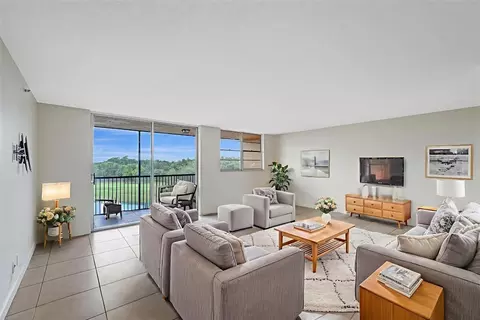 3001 W Rolling Hls #505, Davie, FL 33328