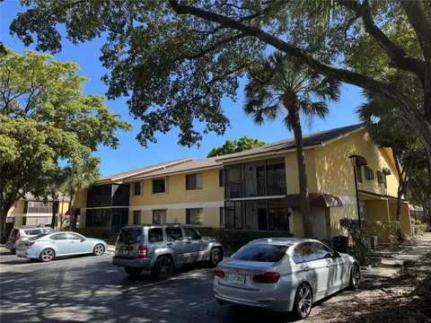 3059 N Oakland Frst #102, Oakland Park, FL 33309