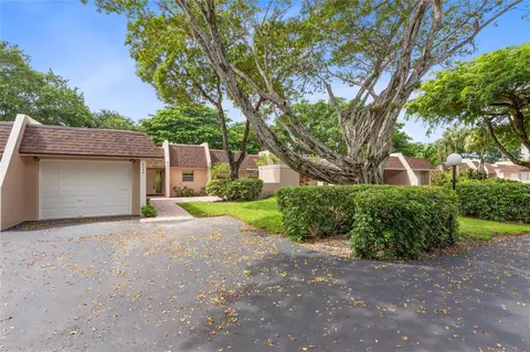 3753 Oaks Clubhouse Dr #3753, Pompano Beach, FL 33069