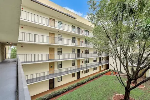 6190 Woodlands #212, Tamarac, FL 33319