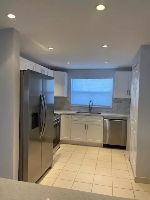 9861 Sunrise Lakes Blvd #307, Sunrise, FL 33322