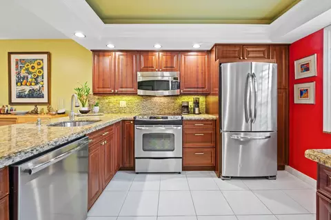 3900 Oaks Clubhouse Dr #305, Pompano Beach, FL 33069
