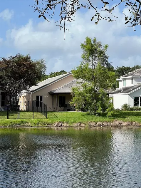 8920 Woodside Ct, Davie, FL 33328